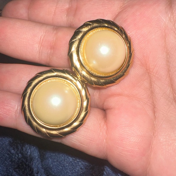 CHANEL VIBES! Sarah cov vtg pearl clip on earrings - Picture 3 of 8
